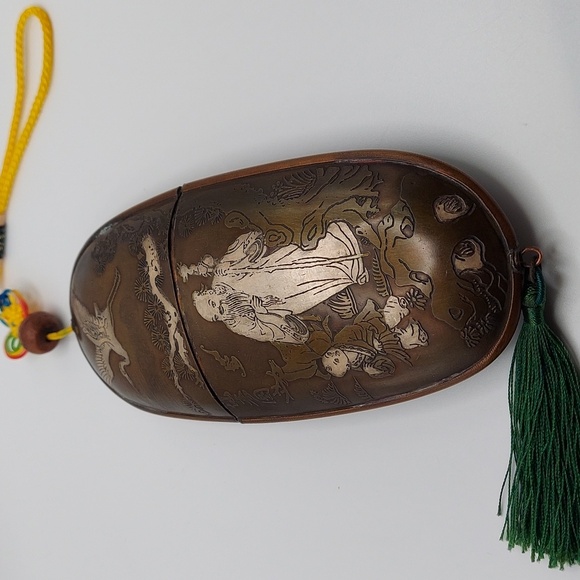 Vintage Chinese Brass glass case & tassels. With Deity, Fortune Kid & Crane. - Picture 4 of 9